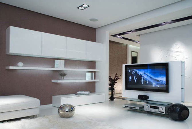 дизайн комнаты с стильным пестрым диваном